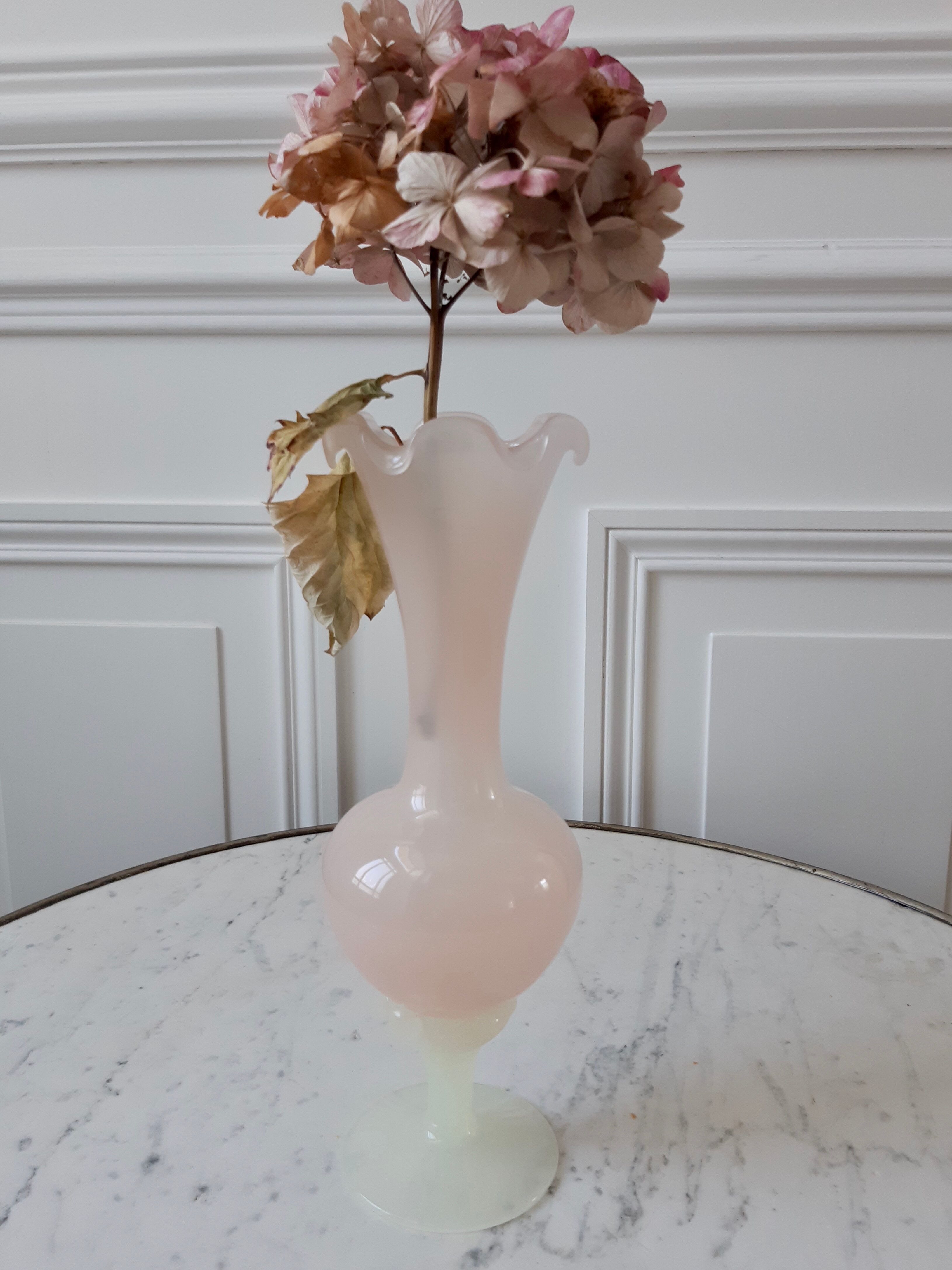 Opaline vase toothed white foot 30s