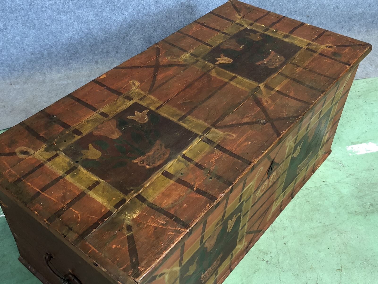 Fir chest with original painting-early twentieth