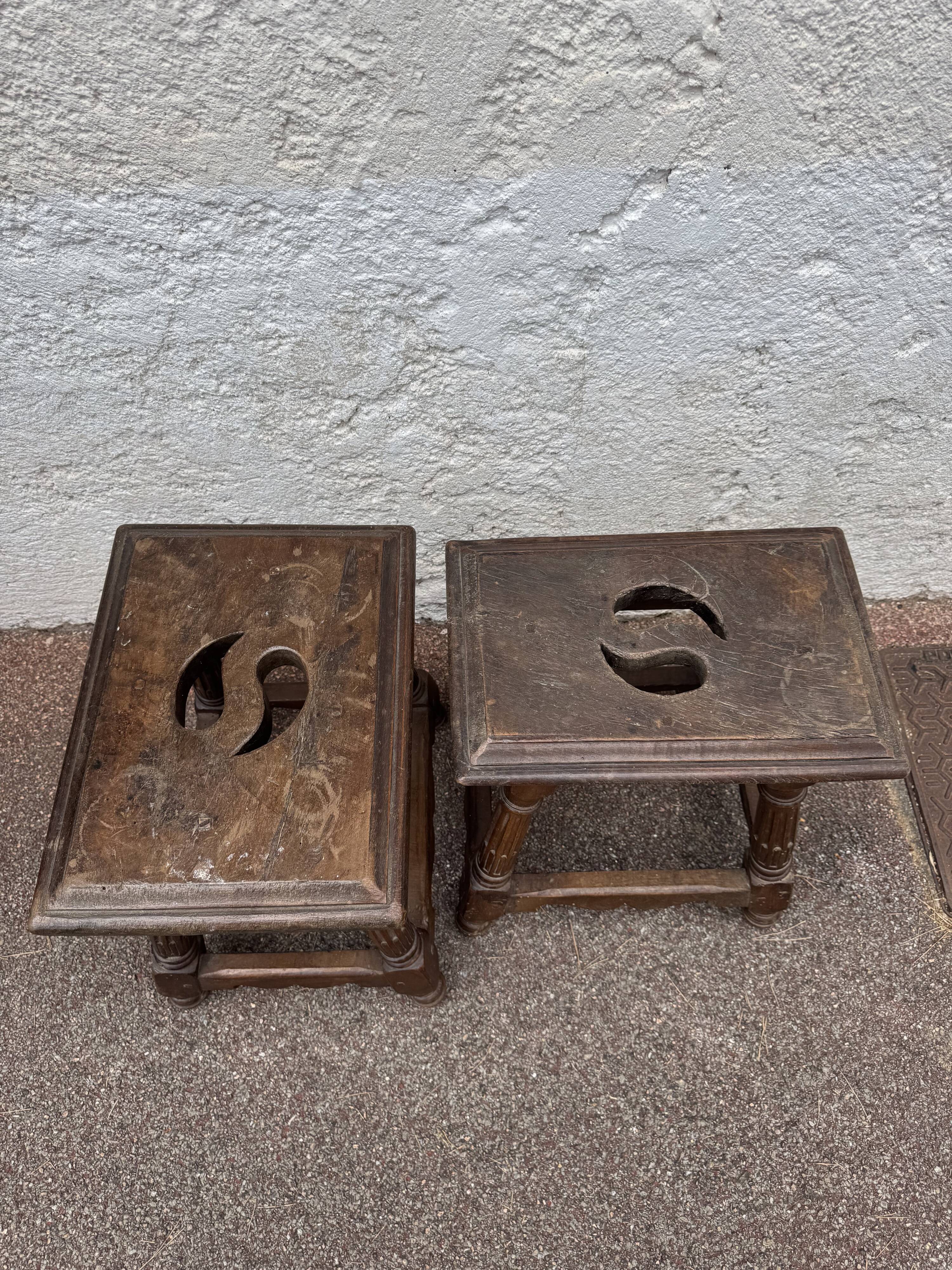Paire de tabourets anciens en bois massif