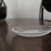 Hermès paire d'assiettes en verre à motif de dauphins