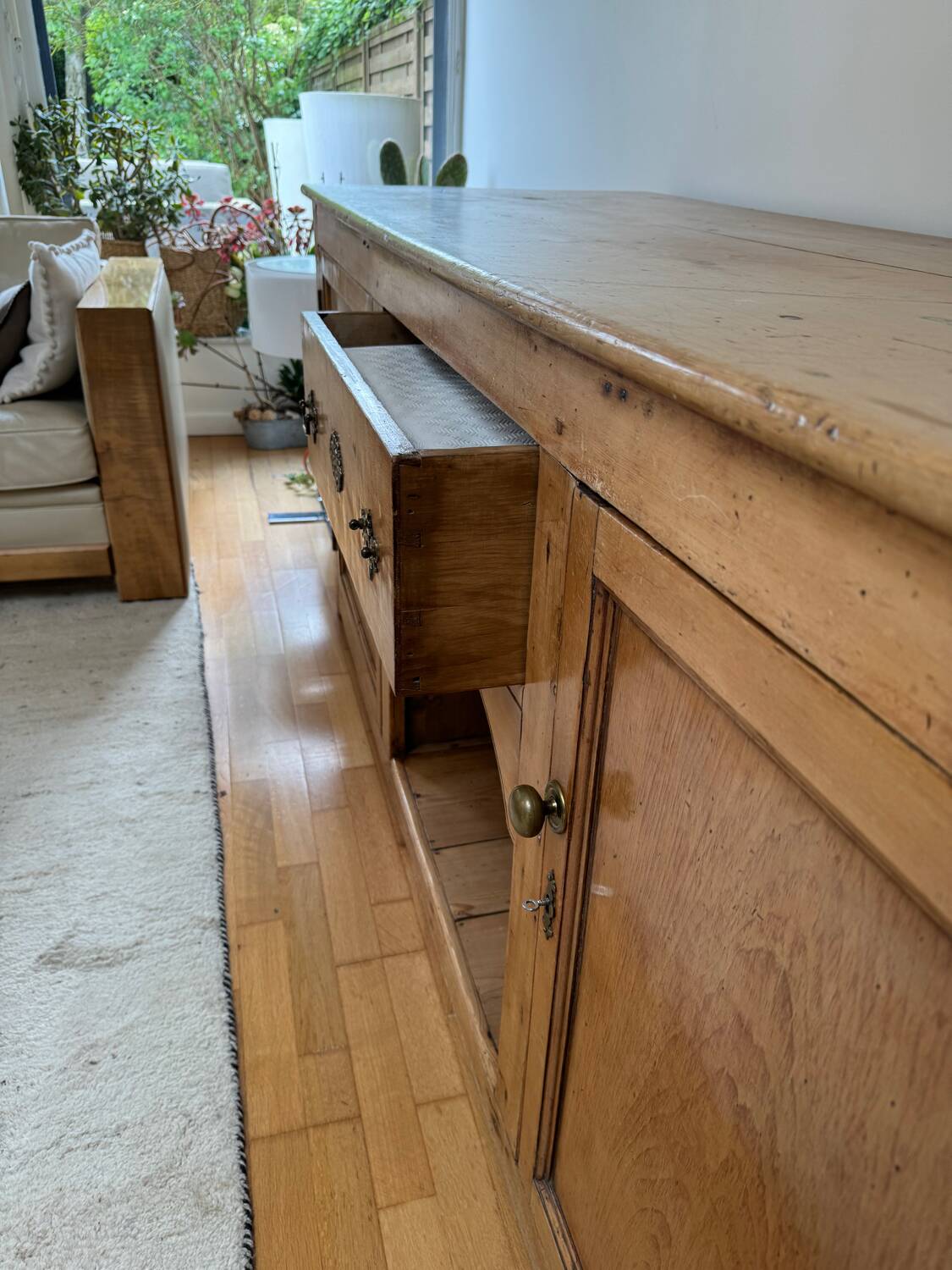English niche furniture