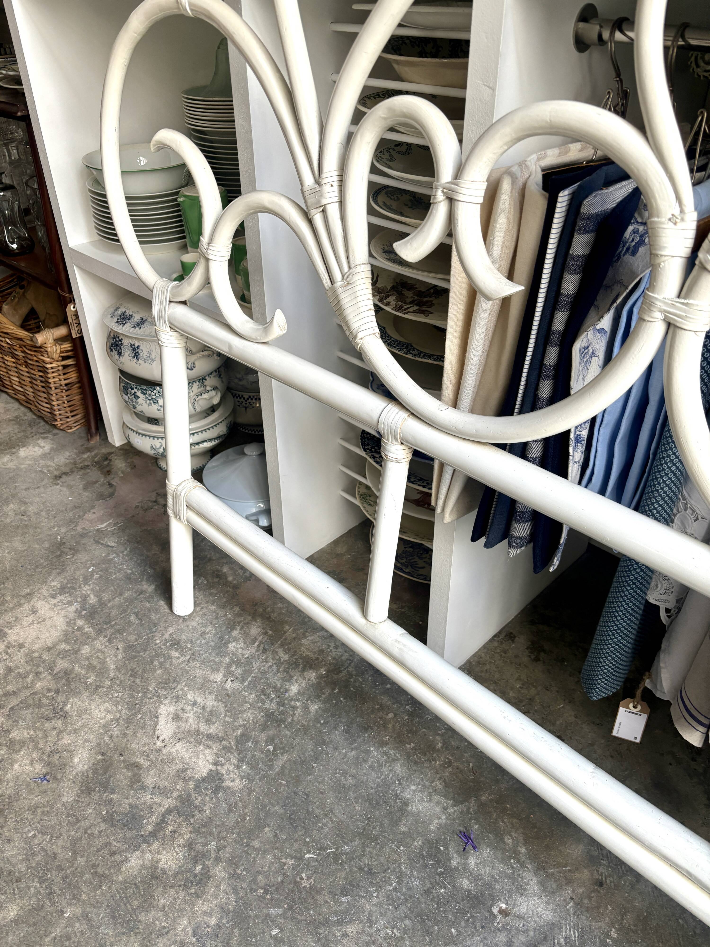 Tête de lit en bois cintré blanc