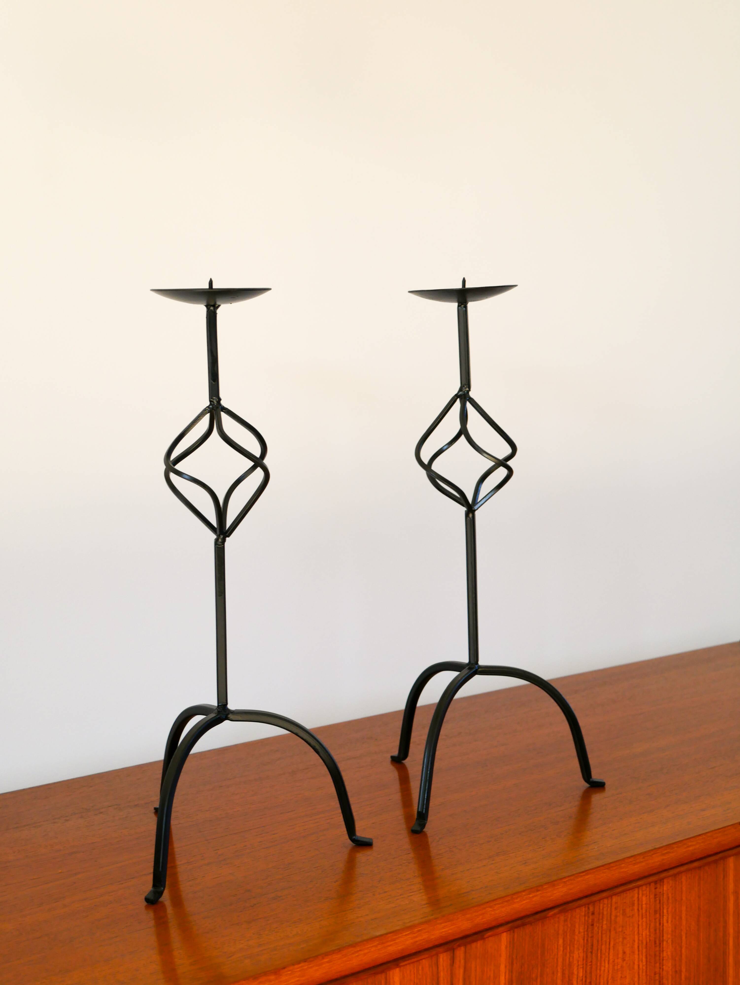 Pair of twisted tripod candlesticks in black iron, Brutalist, 1970 - 44 cm