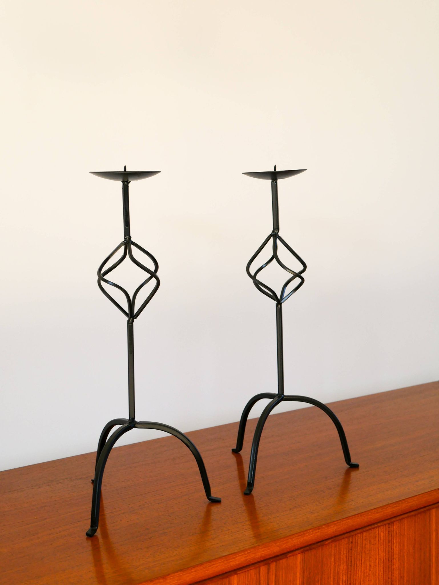Paire de chandeliers tripodes torsadés en fer Noir, Brutaliste, 1970 - 44 c