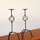 Pair of twisted tripod candlesticks in black iron, Brutalist, 1970 - 44 cm