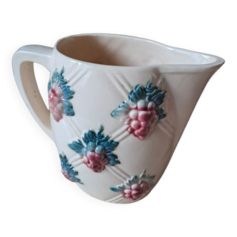 Pitcher of Digoin grape clusters