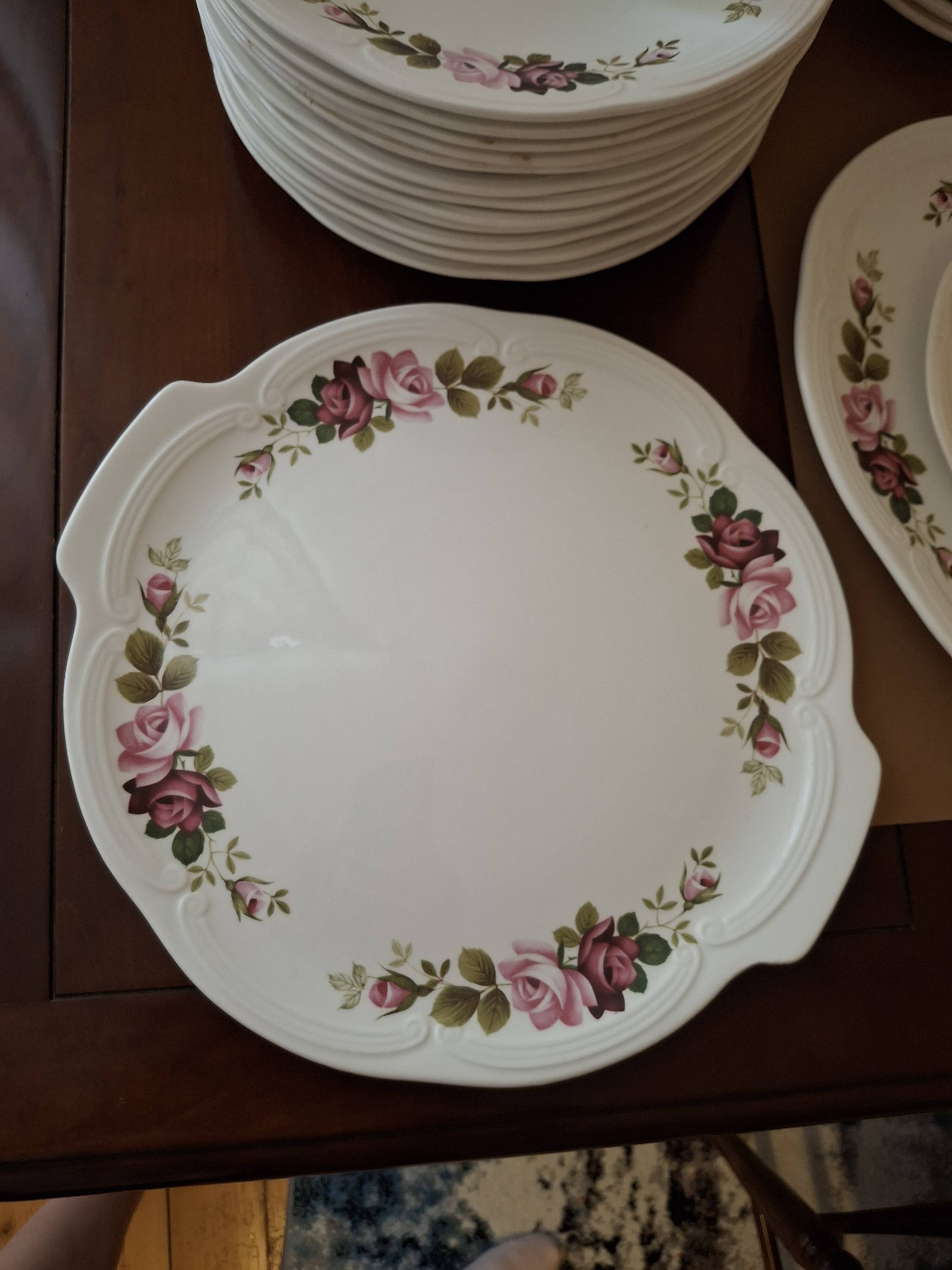 Vintage tableware service in Gien earthenware, "Champs" model with roses – An