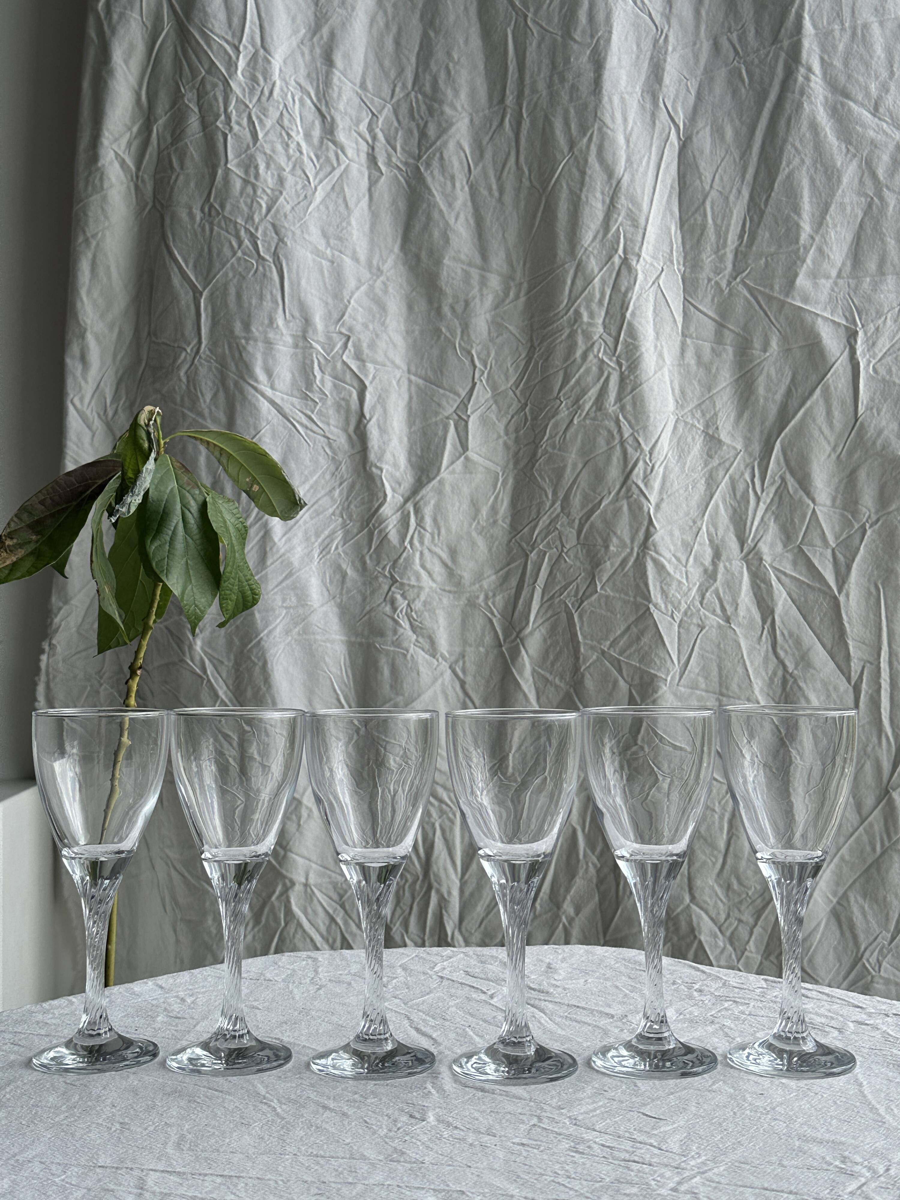 Set of 6 twisted ribbed glass wine glasses