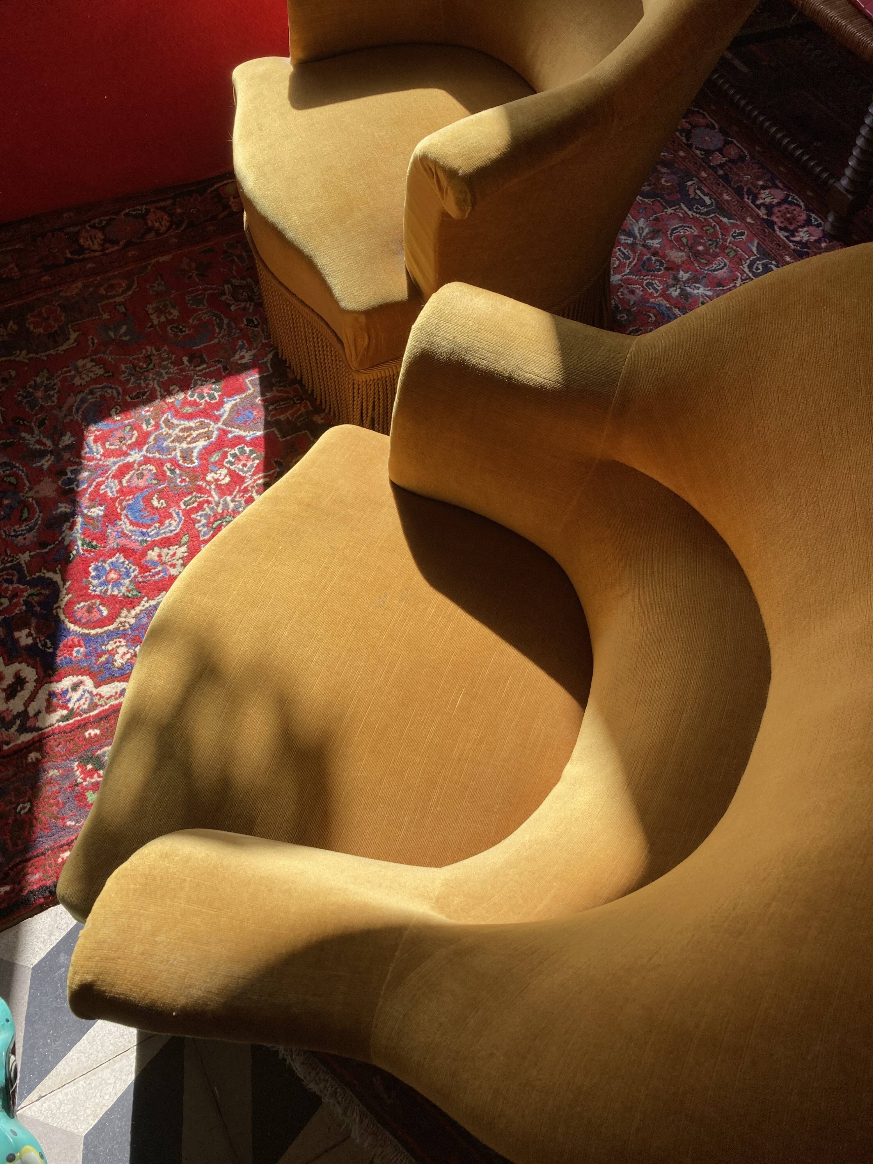 Paire de fauteuils crapaud jaune beige velours frange