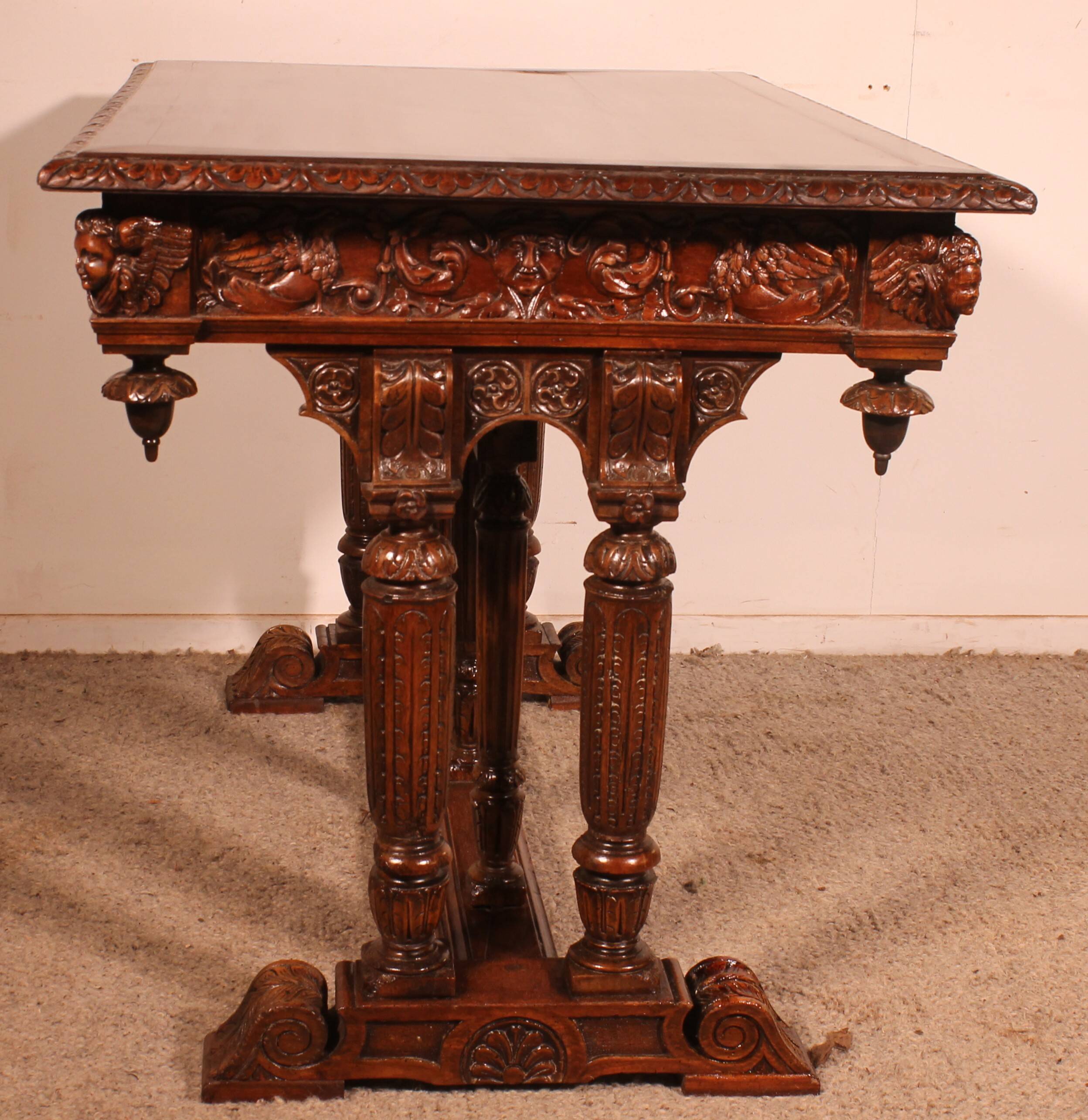 Table de milieu d'époque Renaissance en noyer