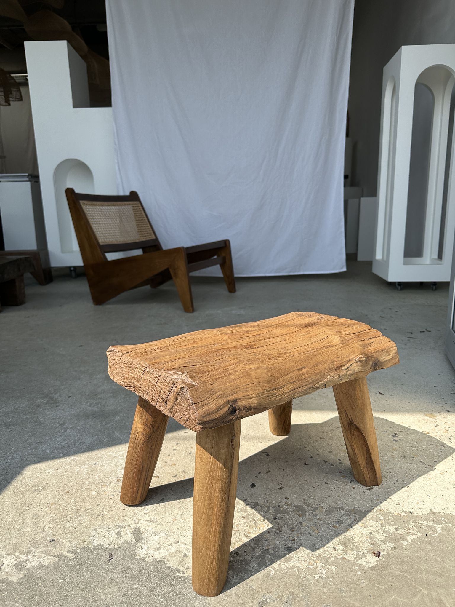 Table d'appoint ou tabouret en teck blond quadripode H:30 L43 l27