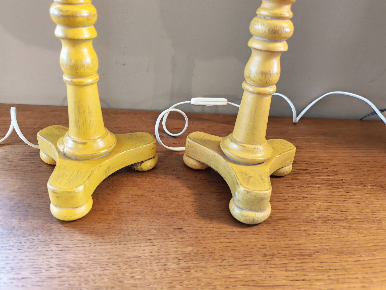 Paire de pieds de lampe bois tourné vintage.