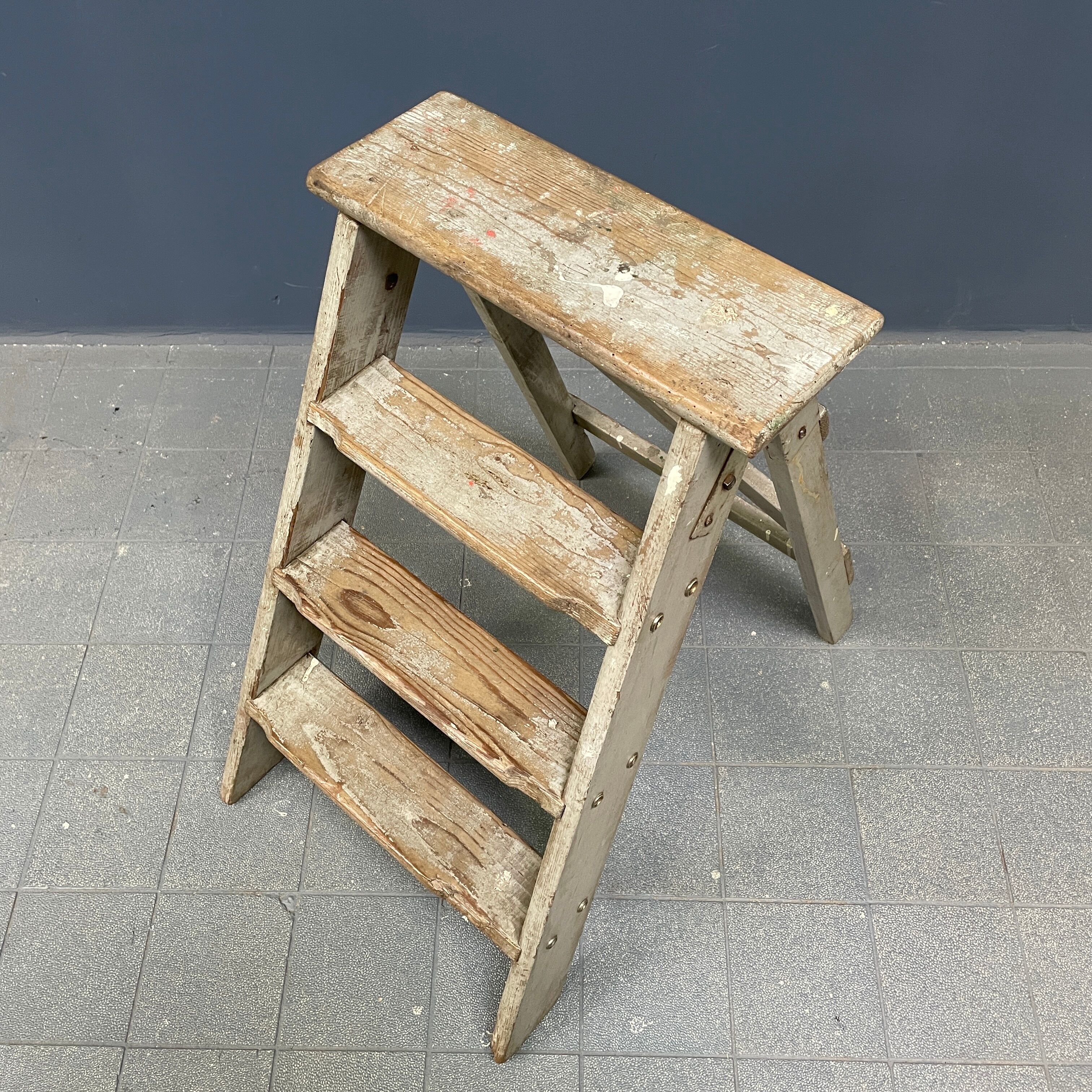 Escaliers ou marches en brocante gris clair