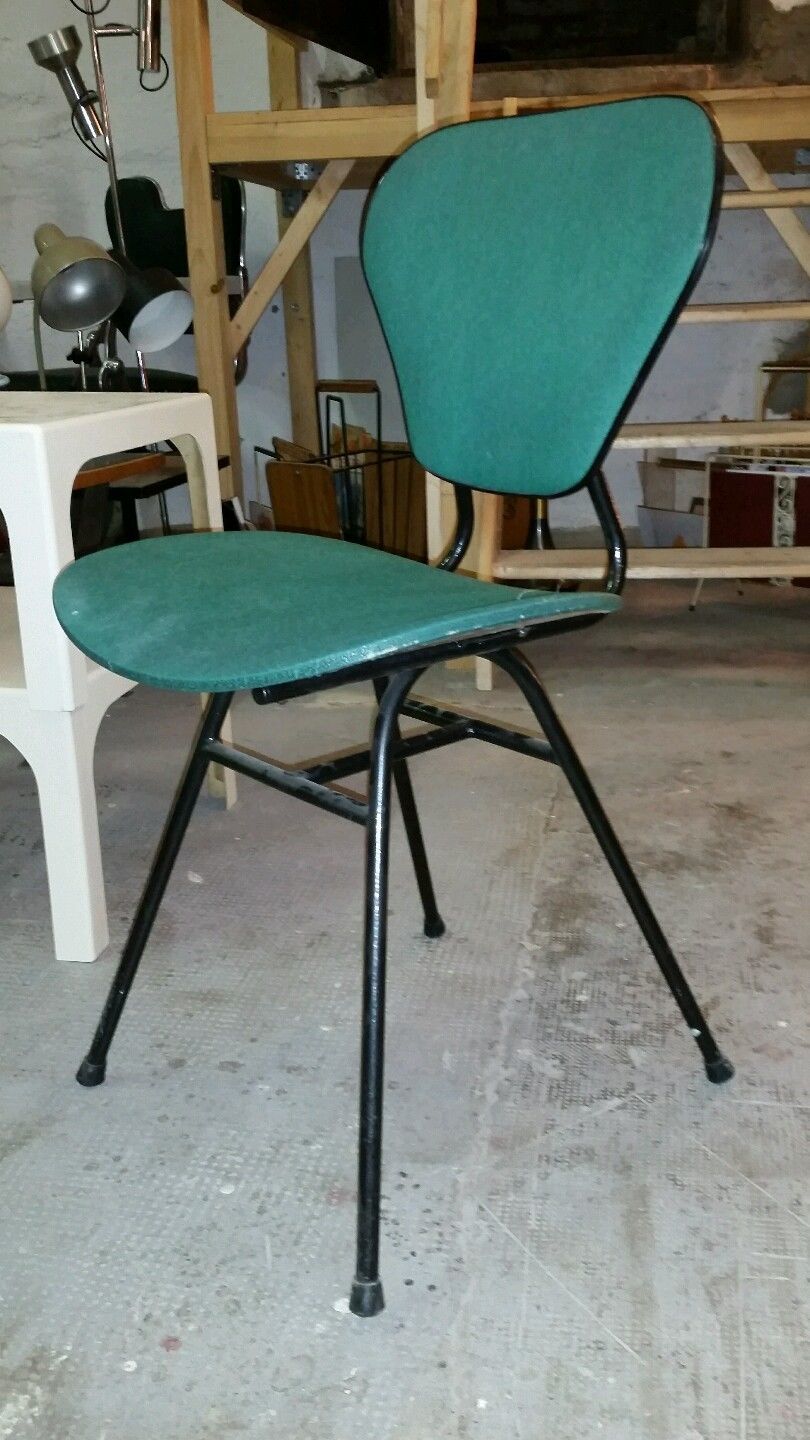 Chair in curved wood covered with vinyl, metal tube.