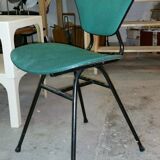 Chair in curved wood covered with vinyl, metal tube.