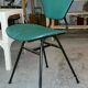 Chaise en bois cintré recouvert de vinyle, tube métal.