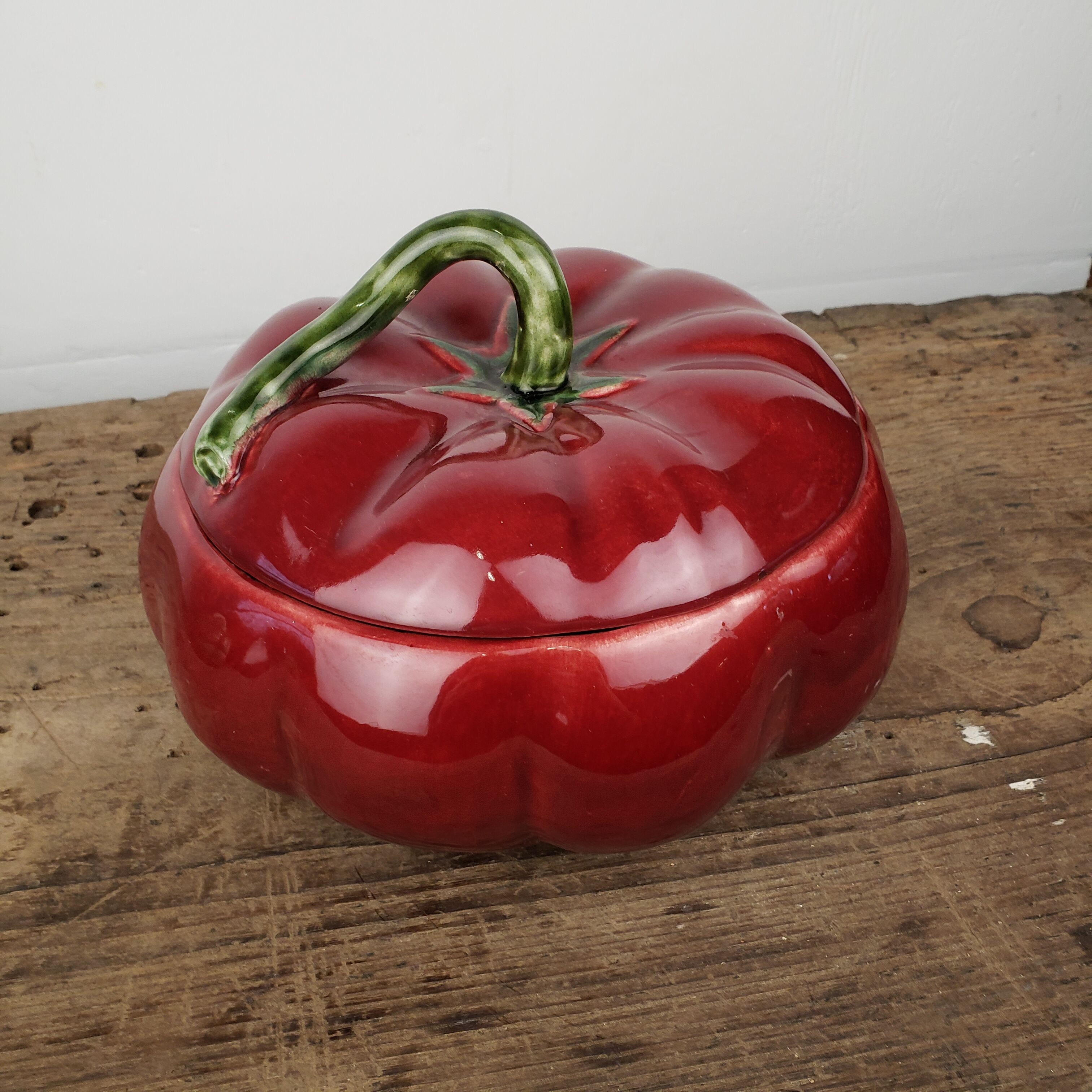 Large pot in ceramic slurry red tomato