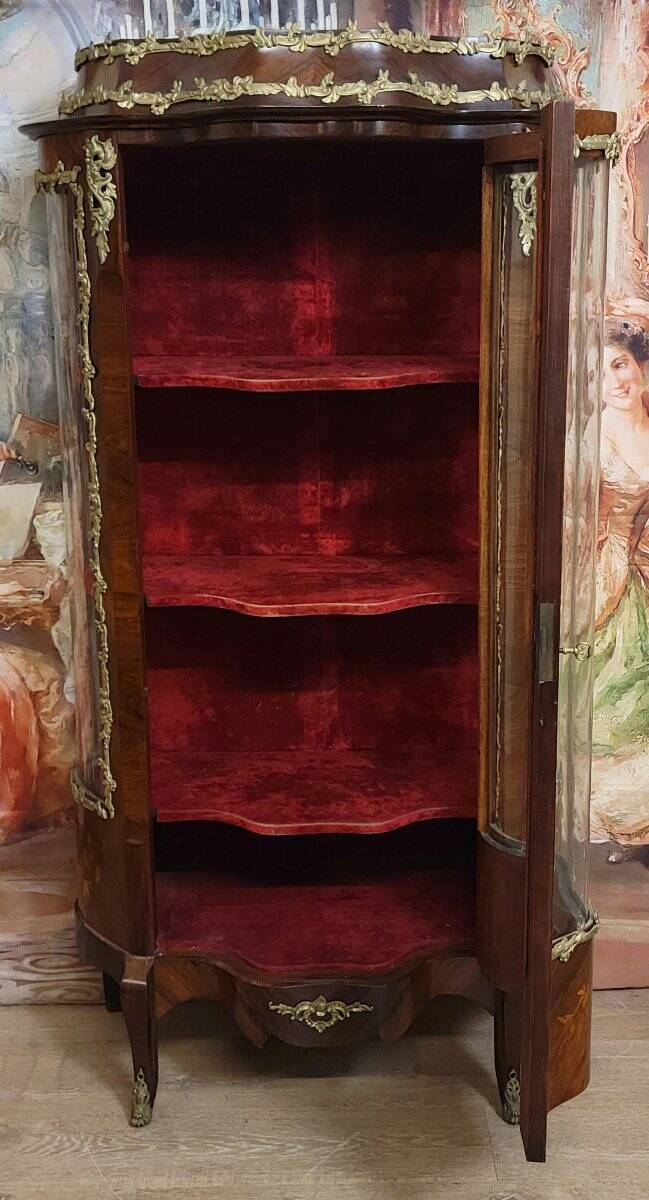 Vitrine galbée style Louis XV en marquéterie de bois précieux et bronzes do