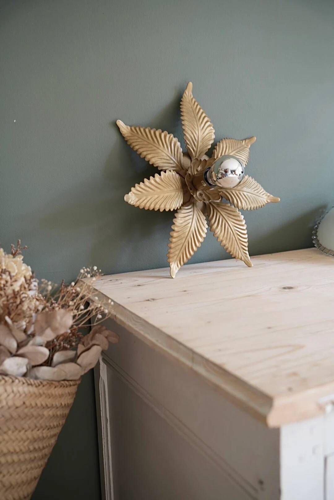Wall light or ceiling light flower in gold metal