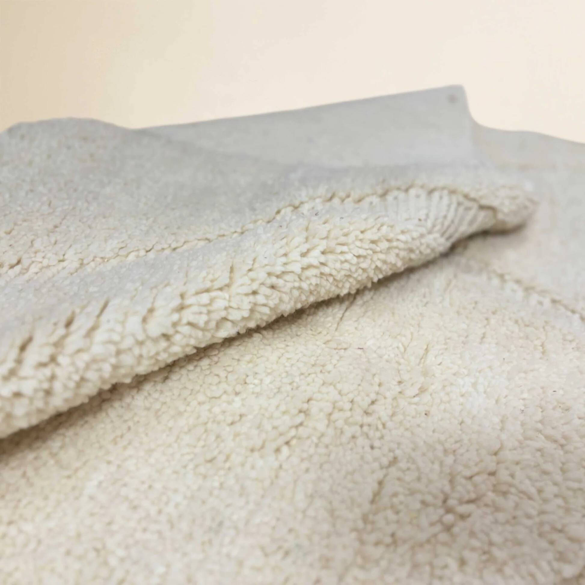 Beni Ouarain Berber rug in diamond pattern • Minimalist white elegance