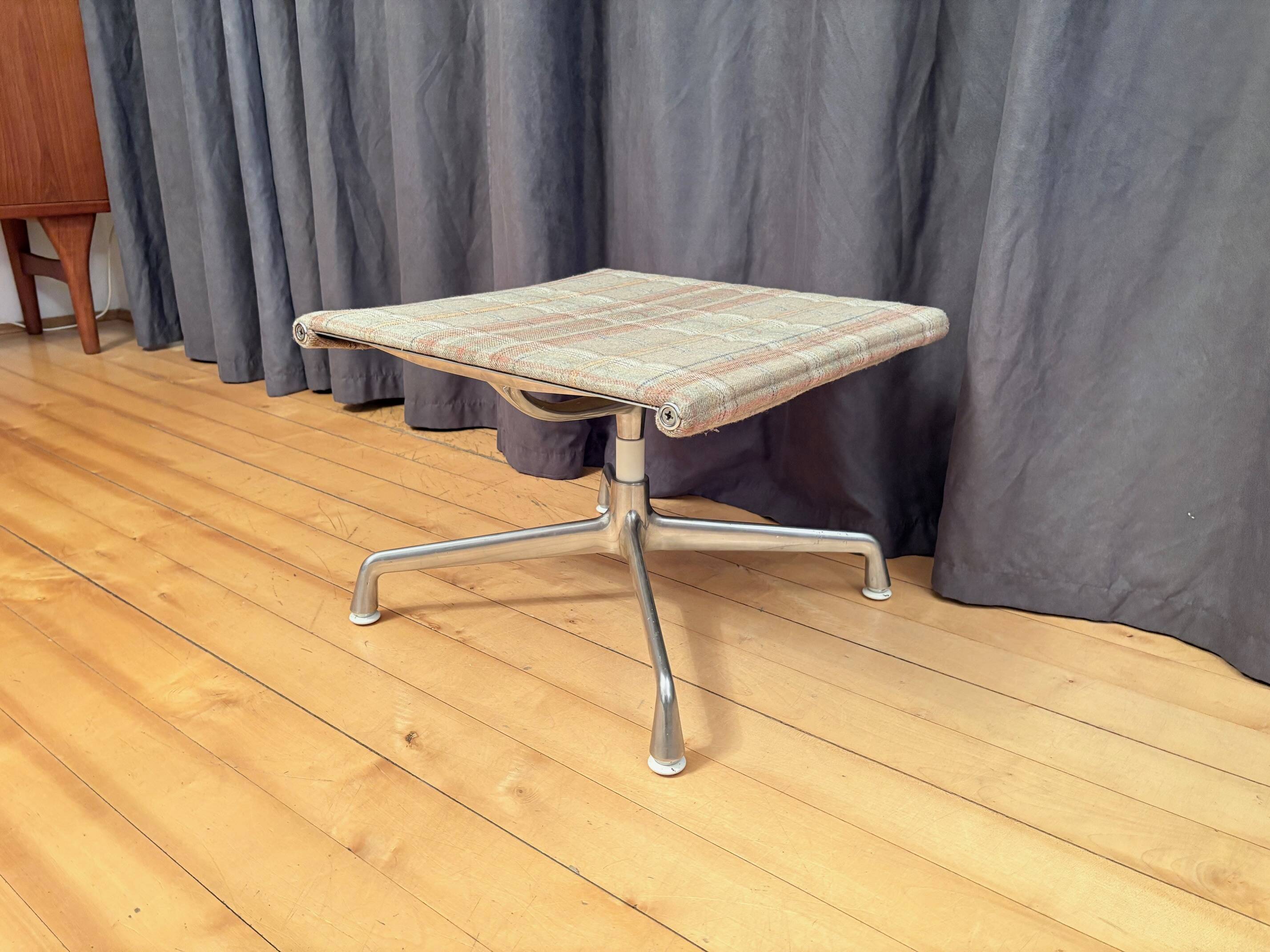 EA 125 Footstool by Charles & Ray Eames, Vitra, Switzerland