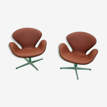 Paire de fauteuils Arne Jacobsen Swan chaises Fritz hansen