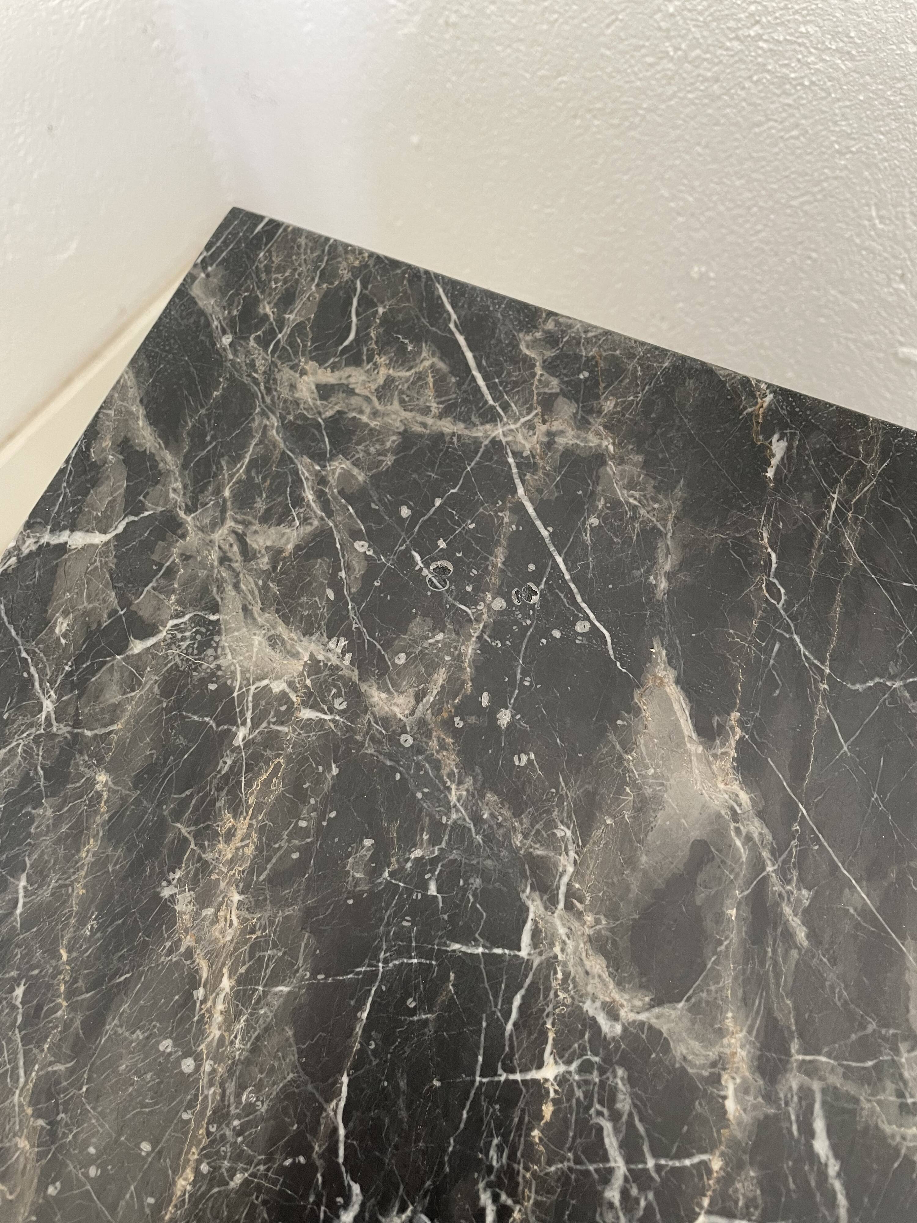 Set of 2 pull-out tables in black/grey marble