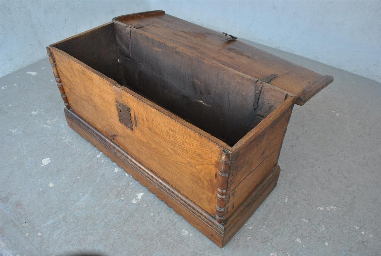 Bench chest oak end XIX