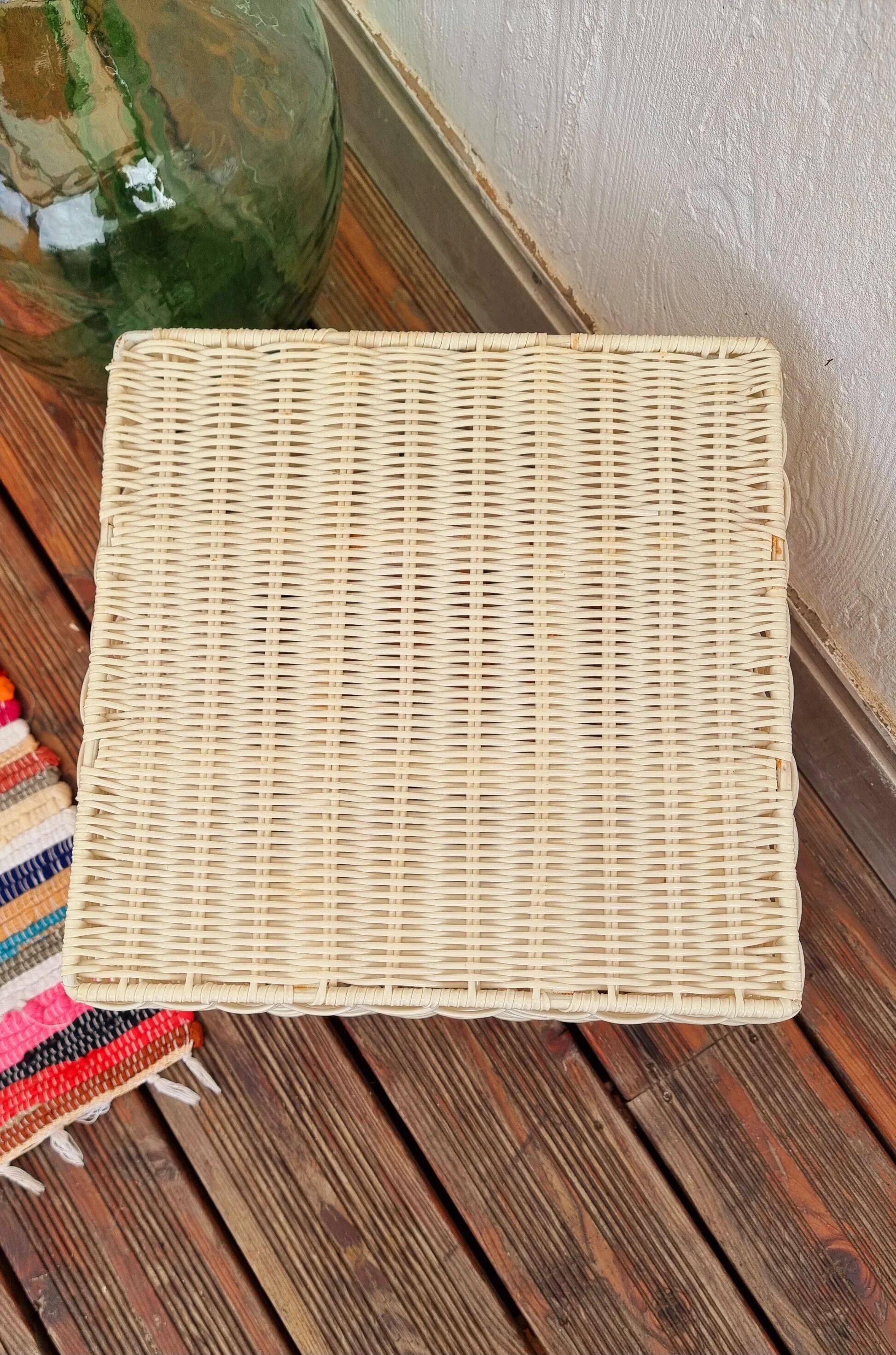 Table basse vintage cube en plastique tressé beige