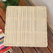 Table basse vintage cube en plastique tressé beige