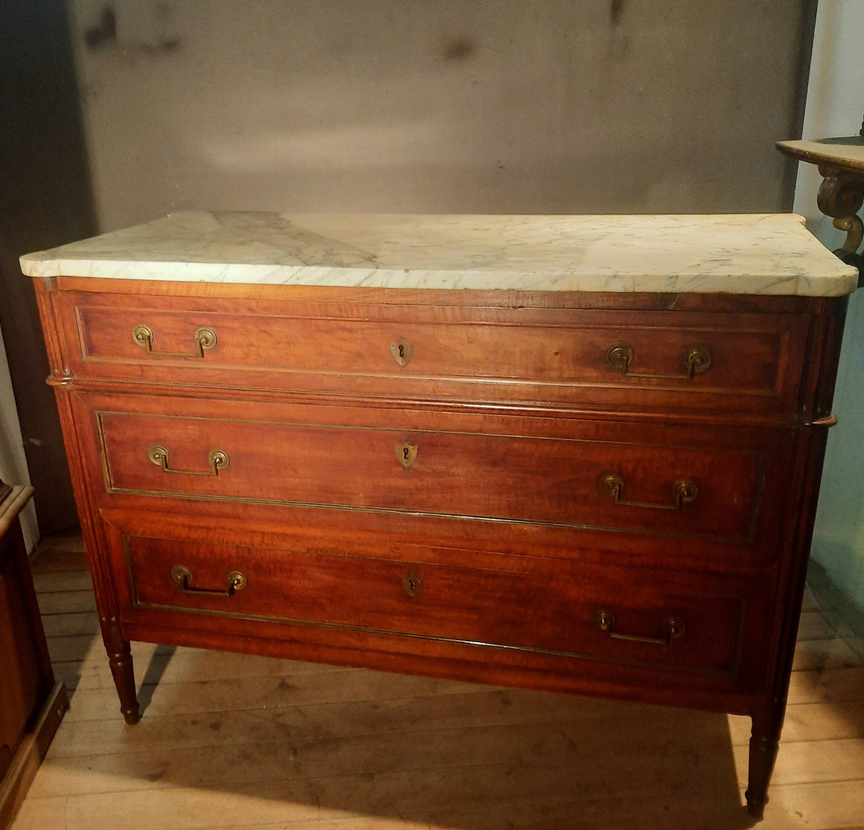 Commode d'époque Louis XVI  dessus marbre
