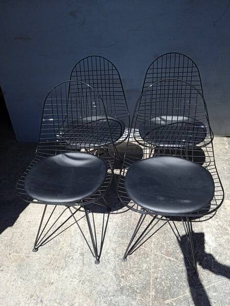 Set of 4 Eames chairs in metal