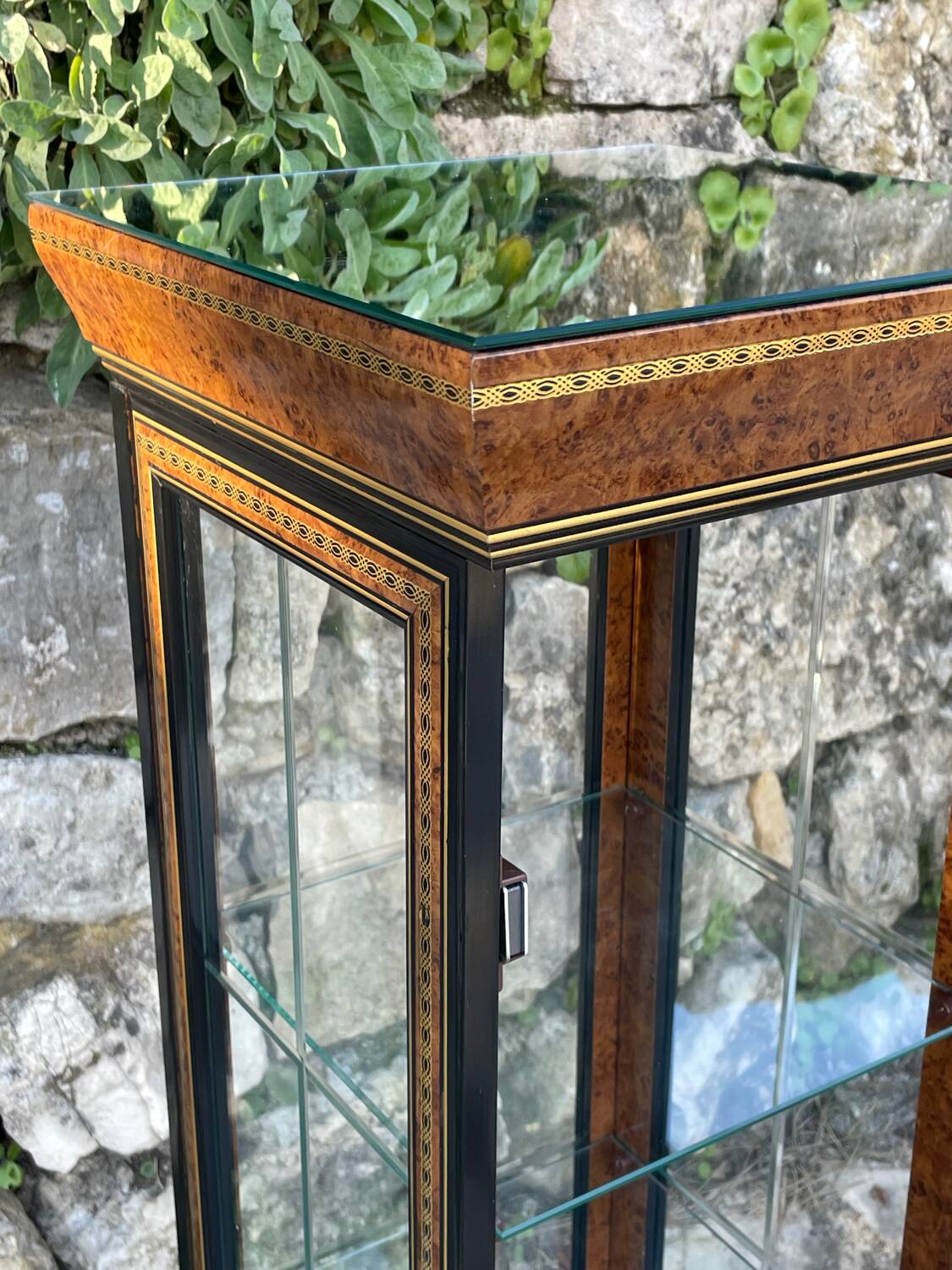 Pair of display cases in magnifying glass and black & gold lacquer, 20th century period