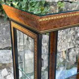 Pair of display cases in magnifying glass and black & gold lacquer, 20th century period