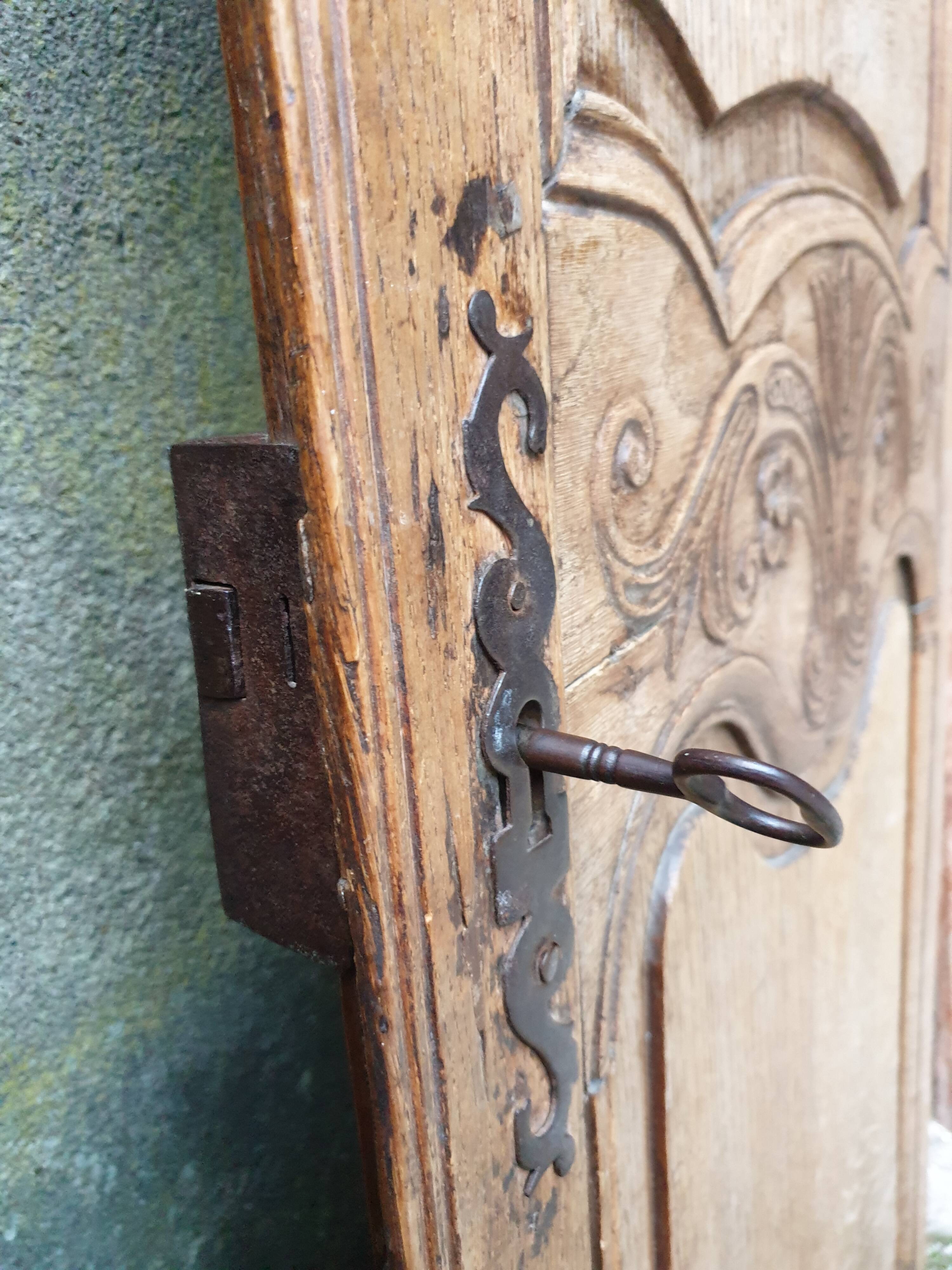 Double portes anciennes de placard