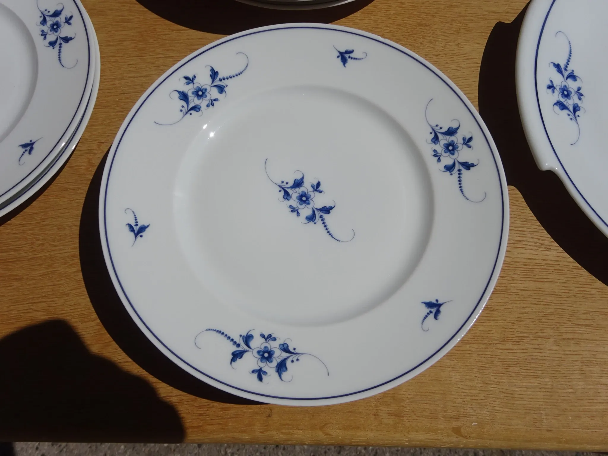 Fine Limoges porcelain dessert service: dish and 12 plates.