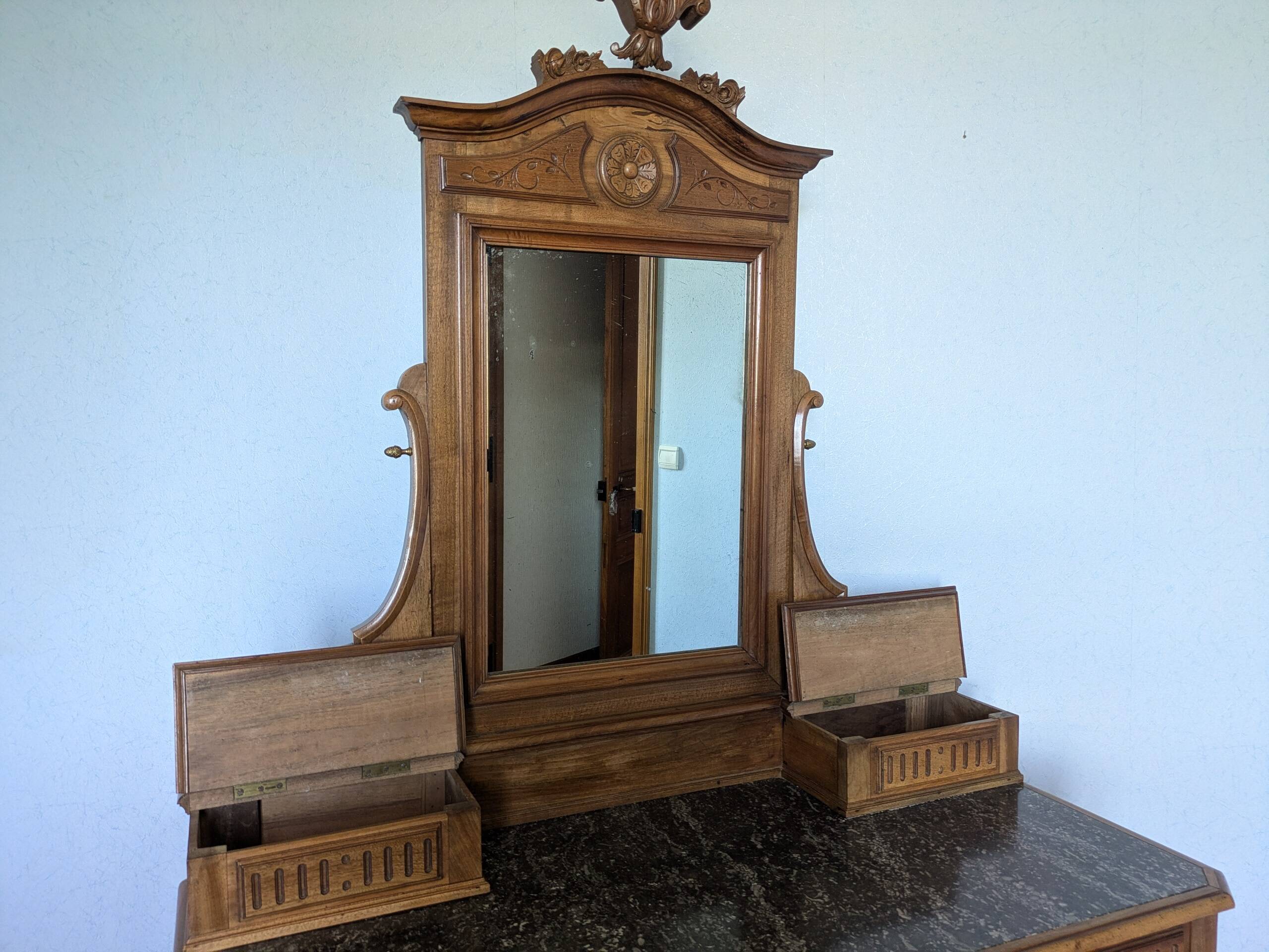 Dressing table in fine walnut from the 19th century.