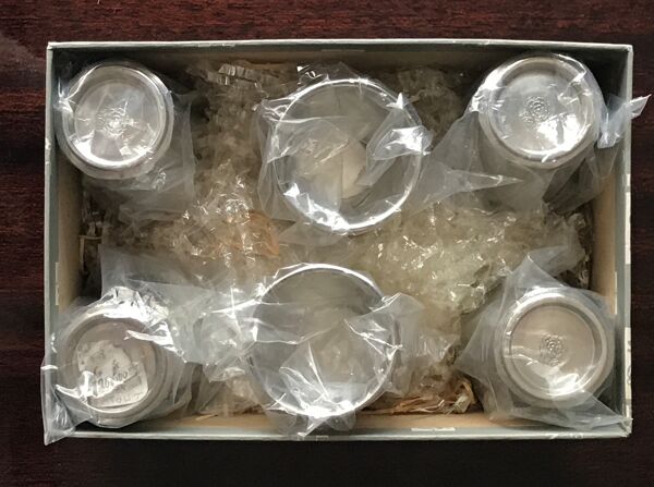 6 tasses en provenance d'un ancien stock étain à la rose