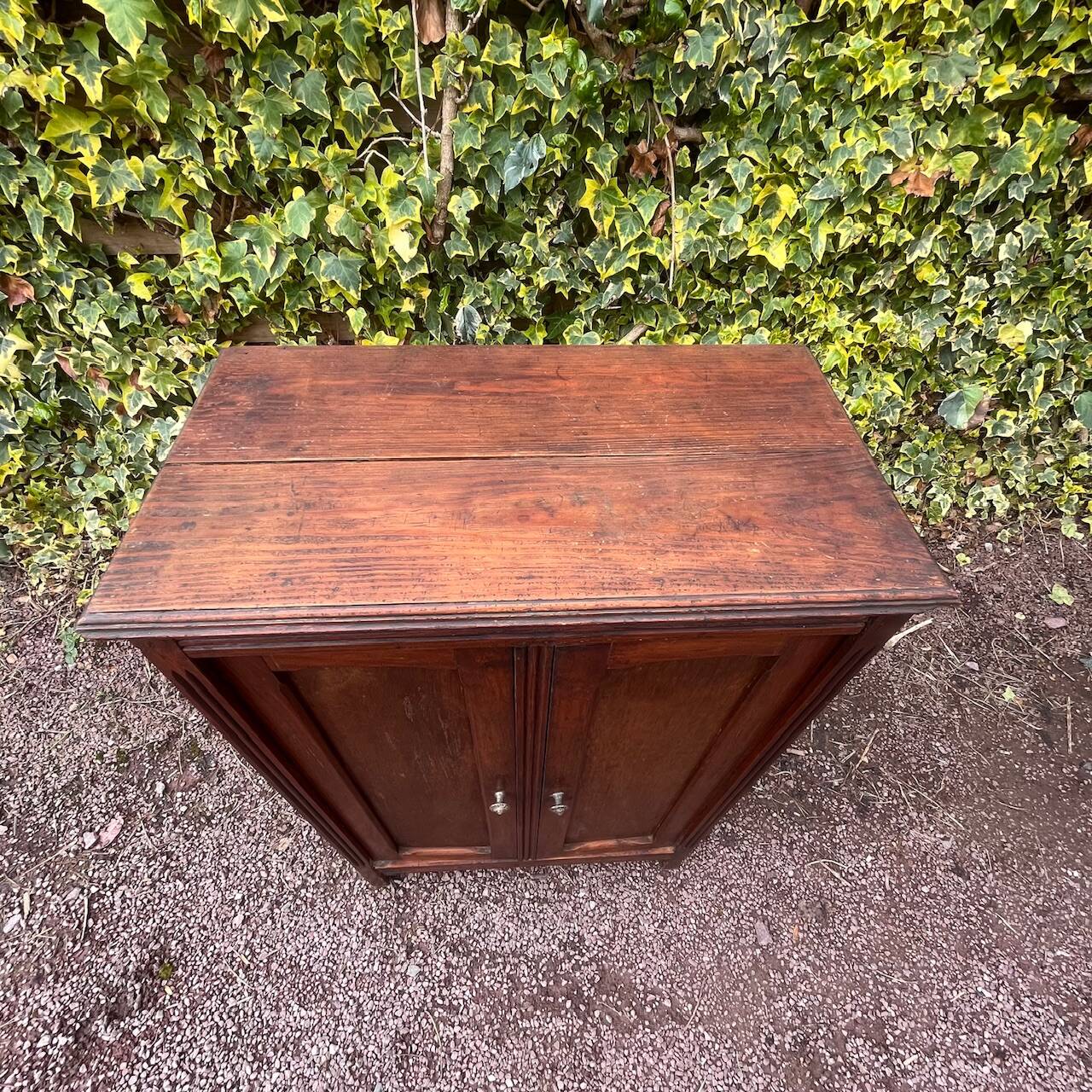 Small cabinet with 2 doors