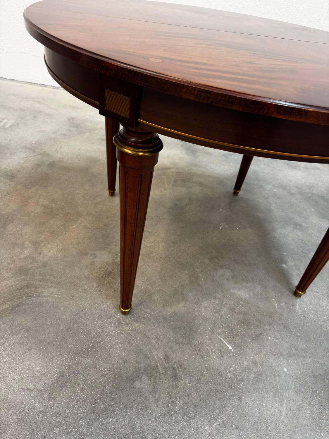 Extendable mahogany round table in Louis XVI style