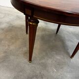 Extendable mahogany round table in Louis XVI style