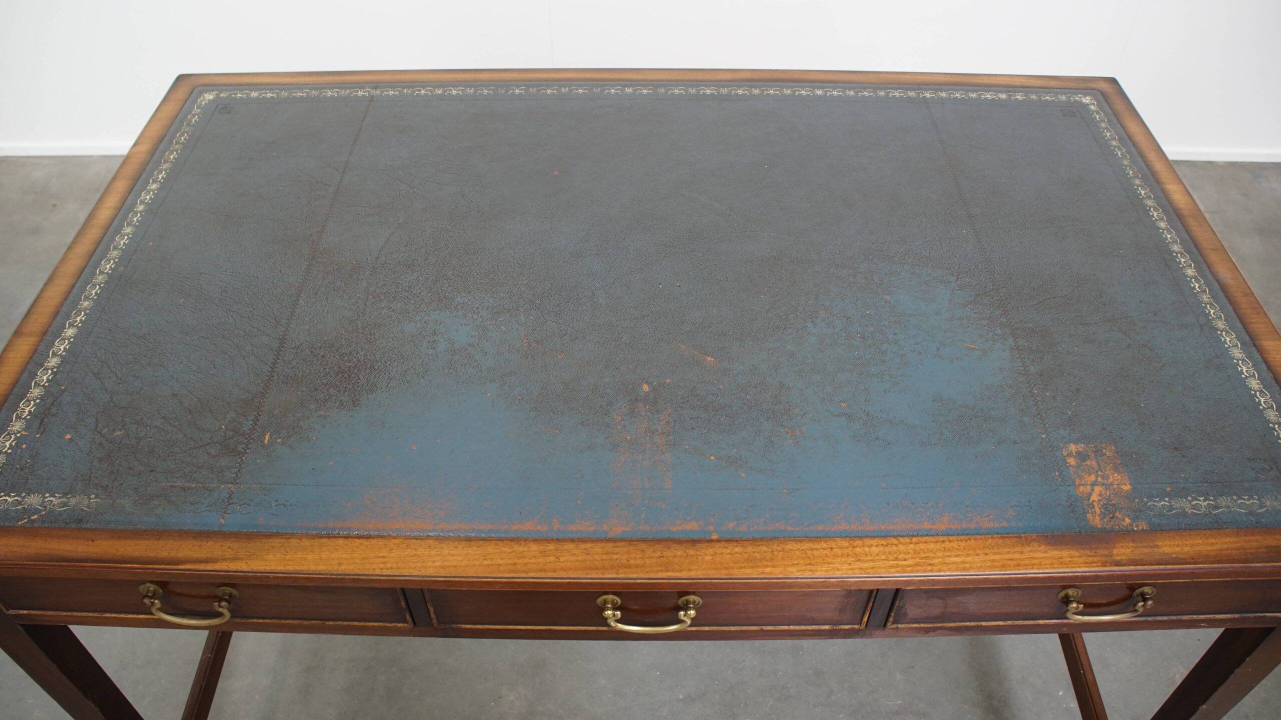 Bureau et chaise de bureau Chesterfield en cuir de vachette bleu