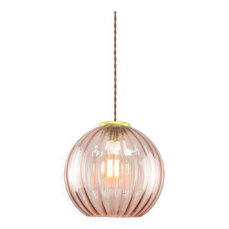 Lampe à suspension italienne du milieu du siècle en verre rose et laiton