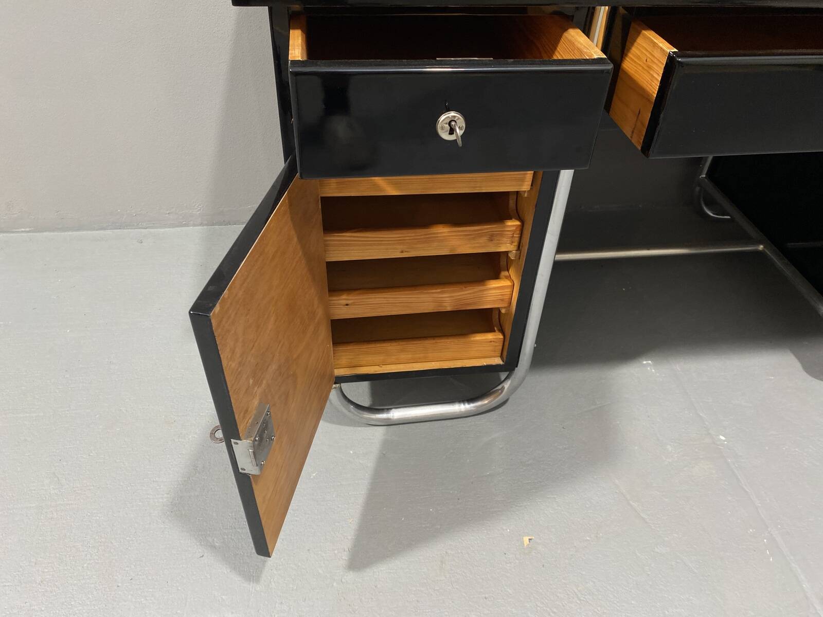 Bureau moderniste tchécoslovaque en chrome et bois, années 1950, Europe