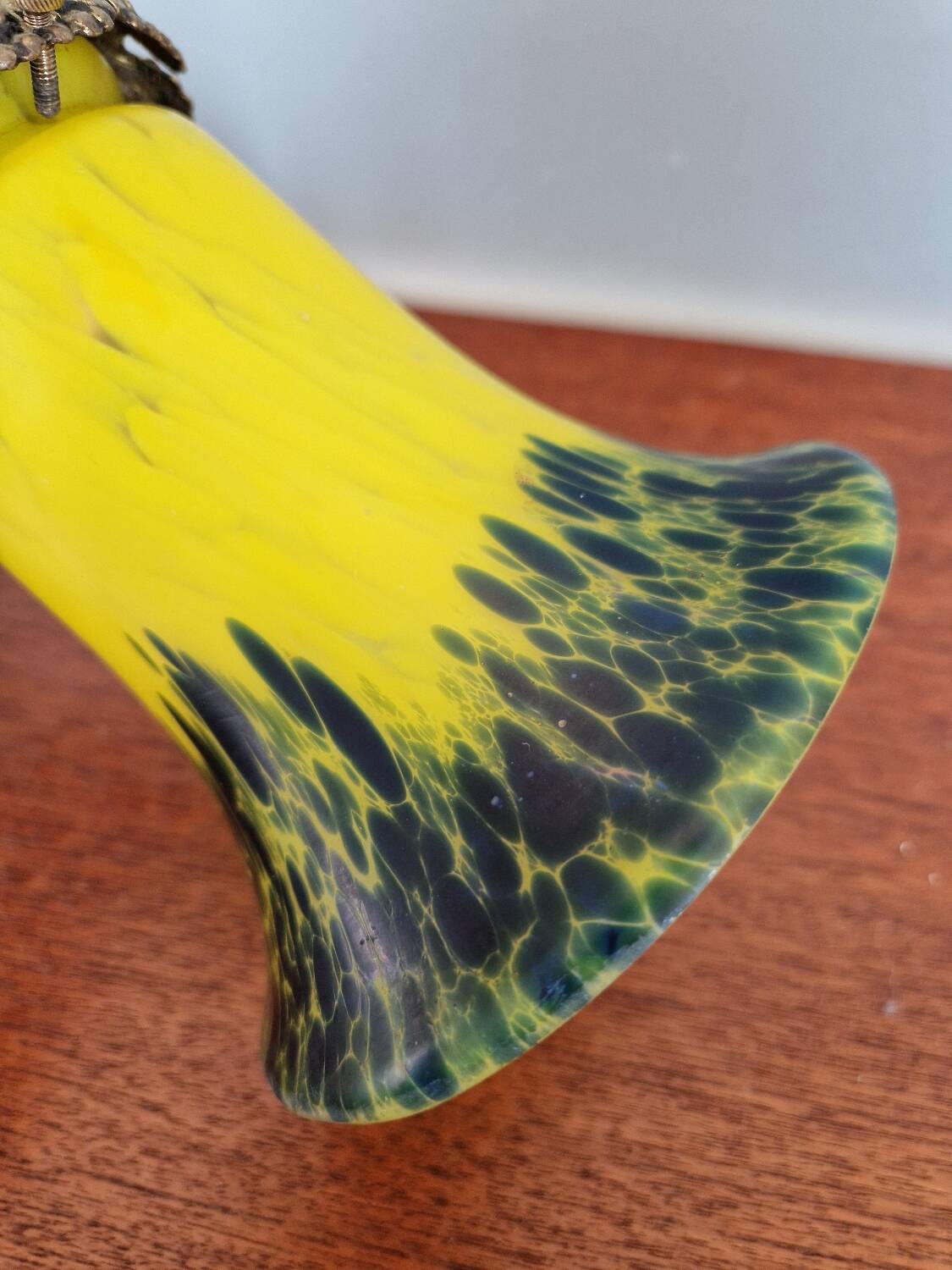 Wall sconce in gilded bronze and yellow/blue speckled glass