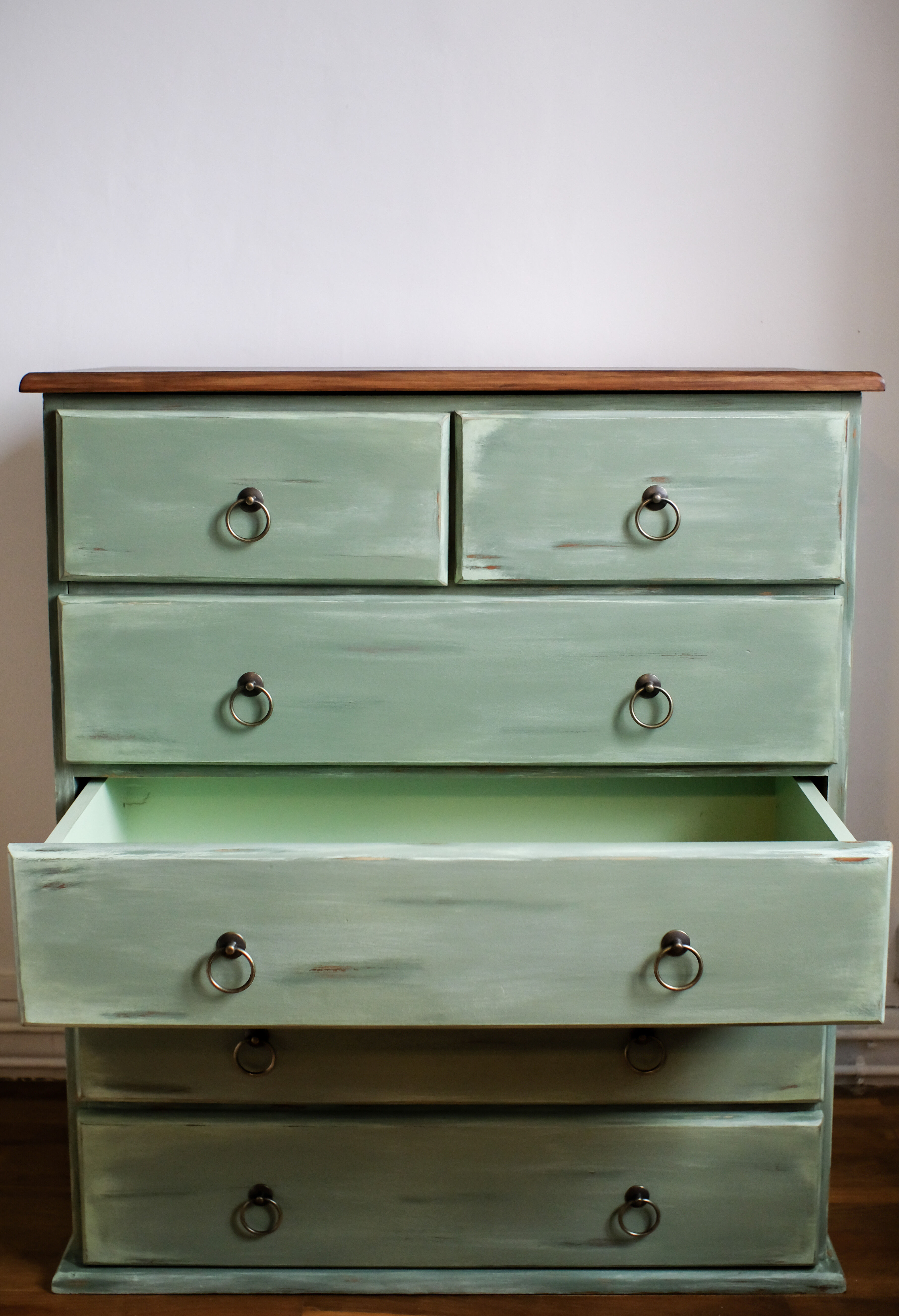 Anisette dresser