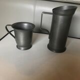 Set of 2 pitchers in tin