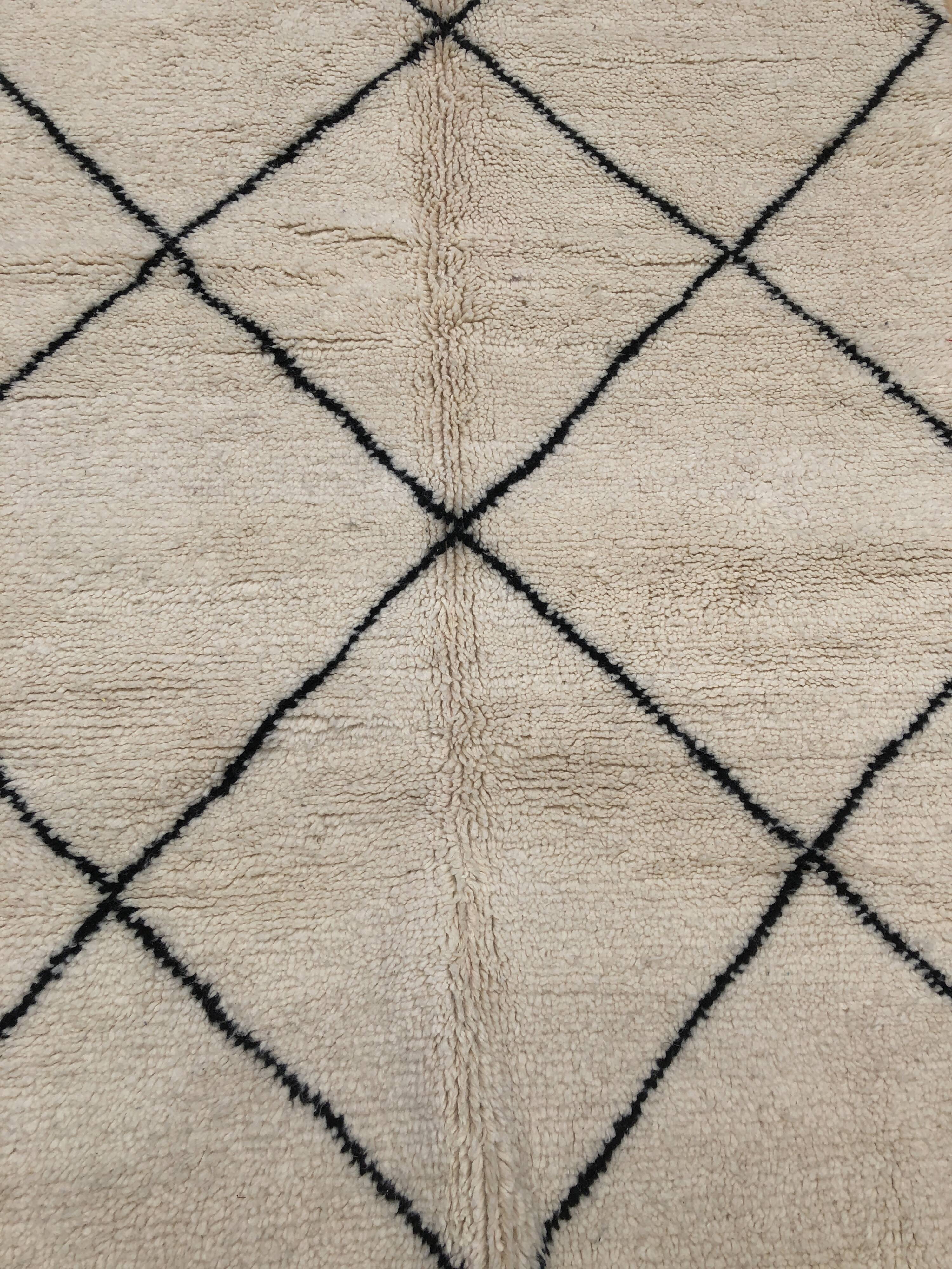 Carpet Berber Moroccan Beni Ouarain off-white to Black diamonds 2, 34 x 1, 52 m