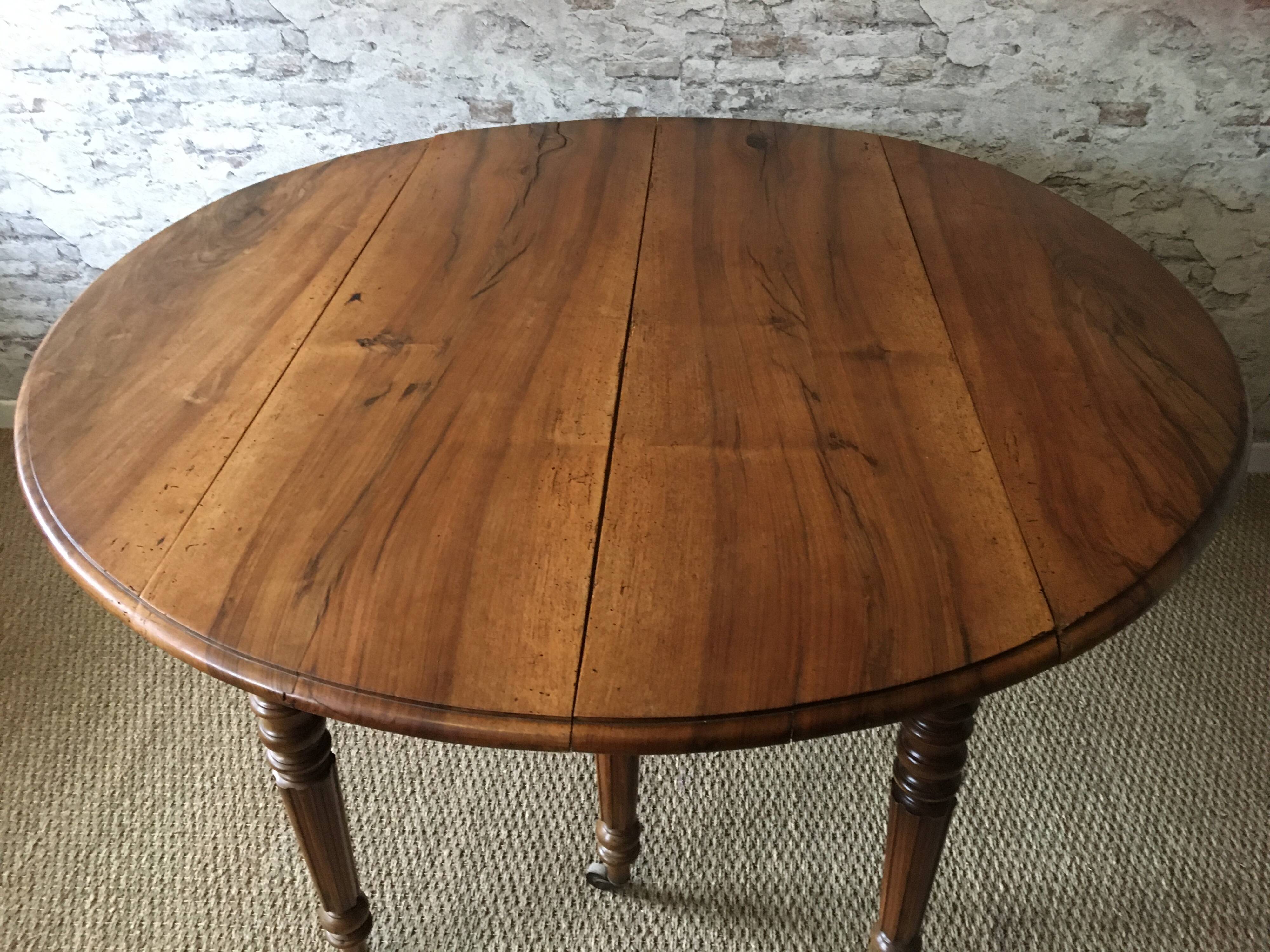 Extendable cherry round table