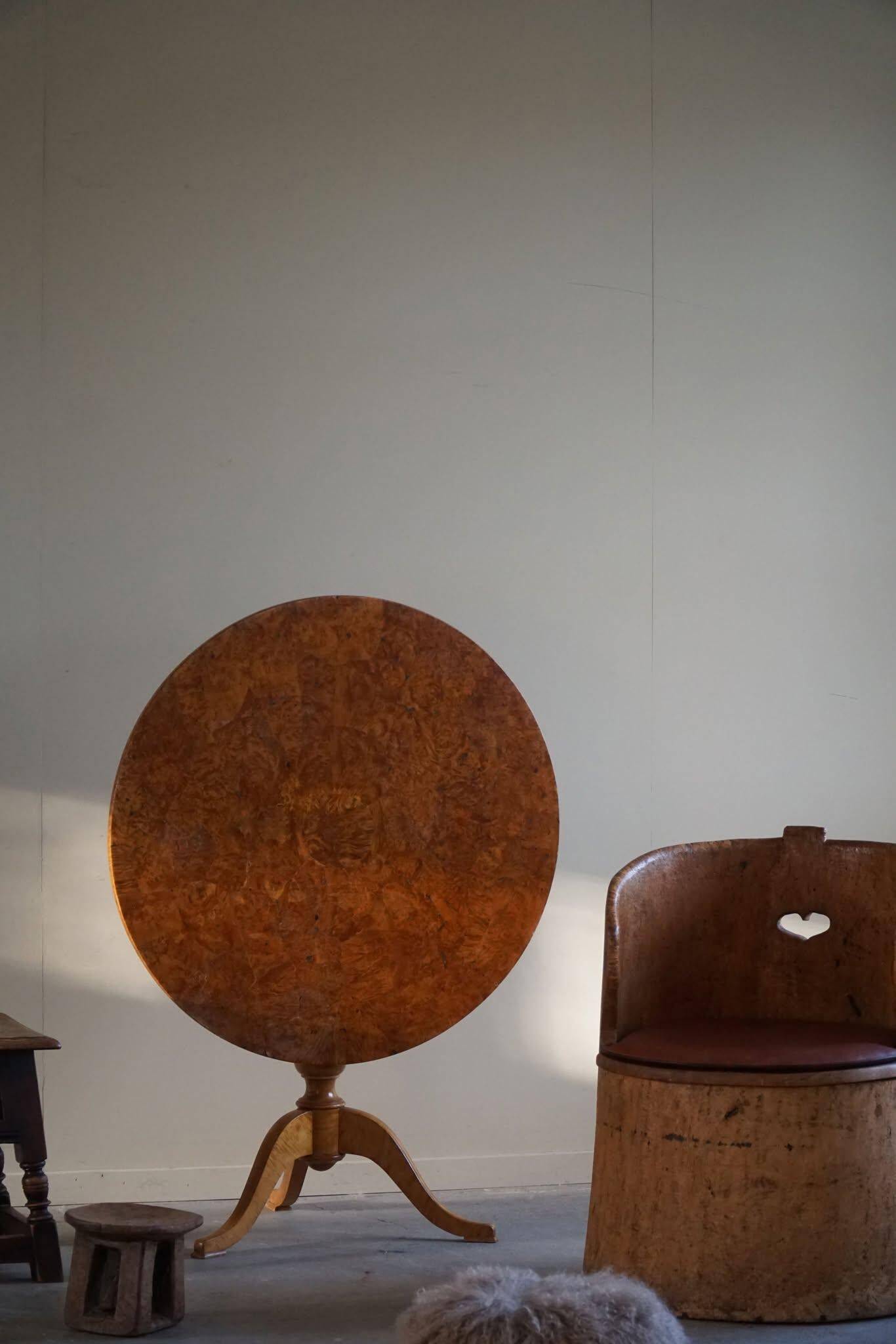 Antique Swedish round folding table in burl wood, early 19th century.